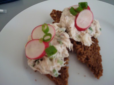Makrelrillette med nye radiser og ristet rugbrød