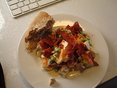 Hønsesalat med æble, ærter og bacon