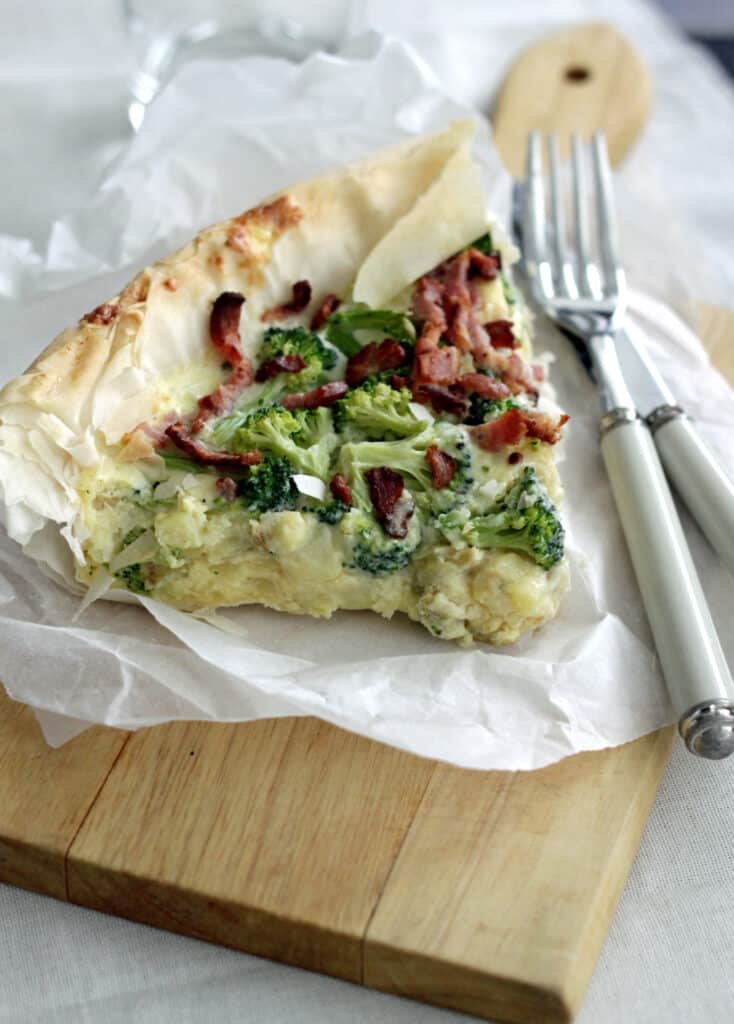Filodejs tærte med kartoffelmosbund, broccoli og bacon