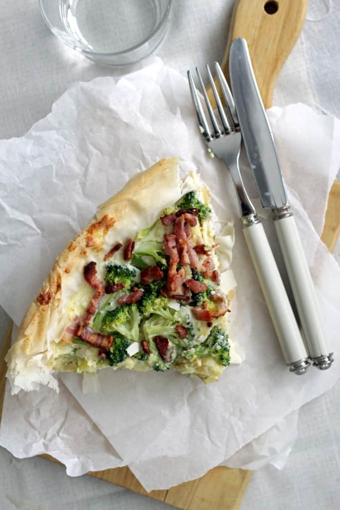 Filodejs tærte med kartoffelmosbund, broccoli og bacon