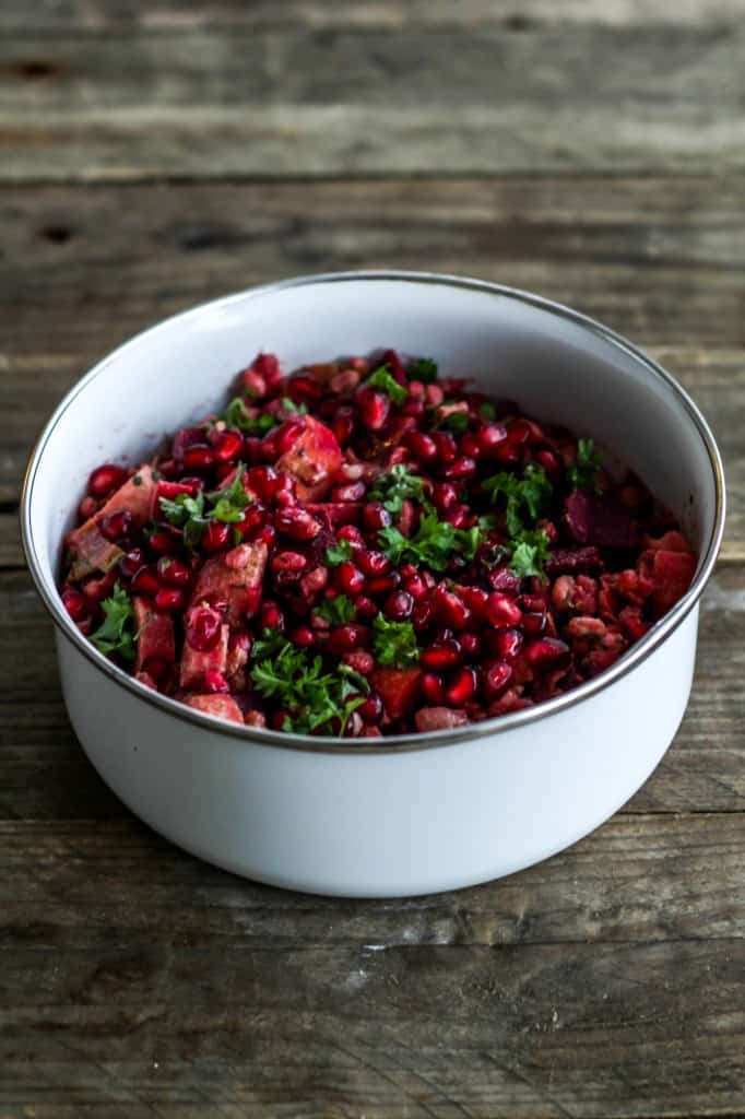 Bagt rodfrugtsalat med tahindressing