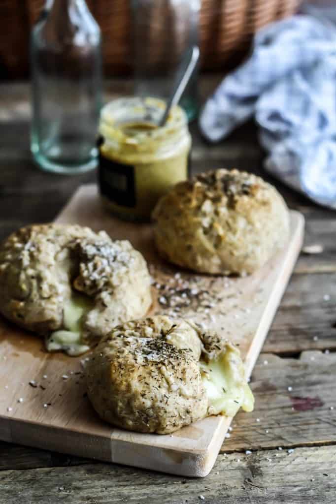 Grove brød med mozzarellakugler, timian og sennep