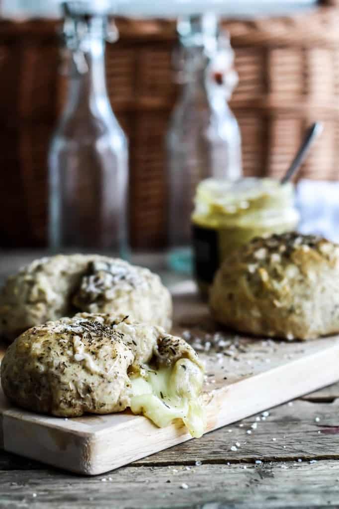 Grove brød med mozzarellakugler, timian og sennep