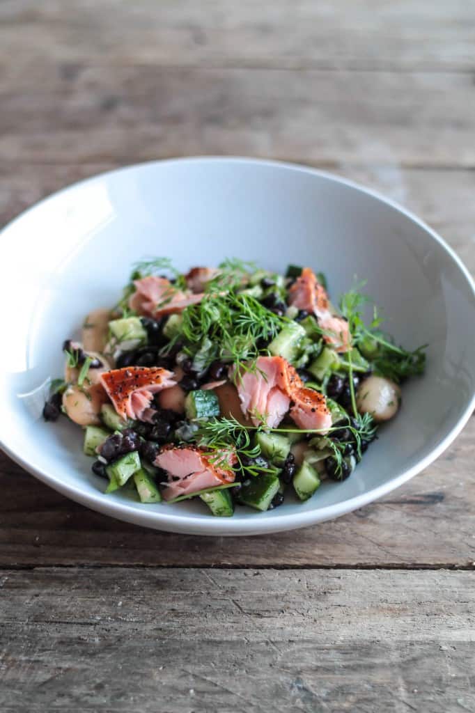 salat med bønner og laks