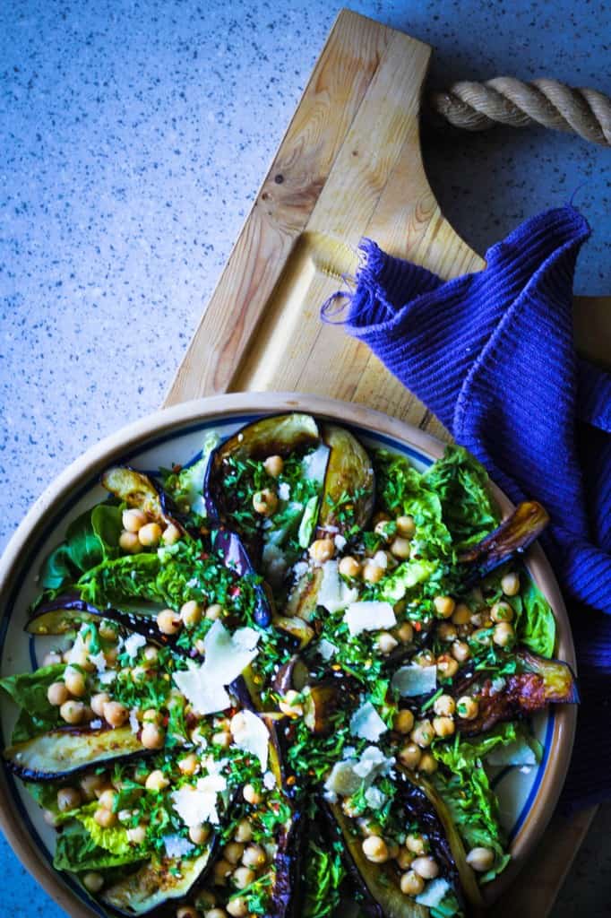 Auberginesalat med kikærter