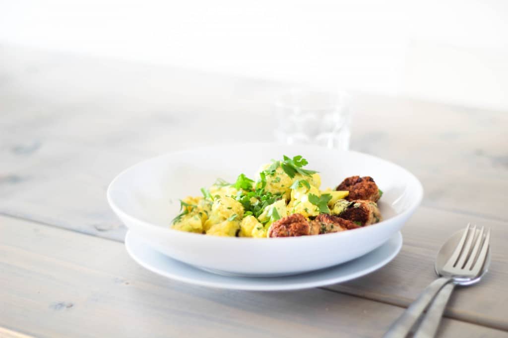 stegt blomkål med karry og spicy kødboller