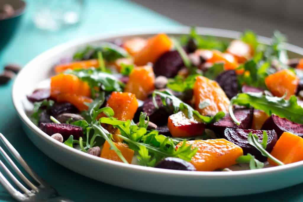 græskar-rødbede-salat-med-saltede-mandler