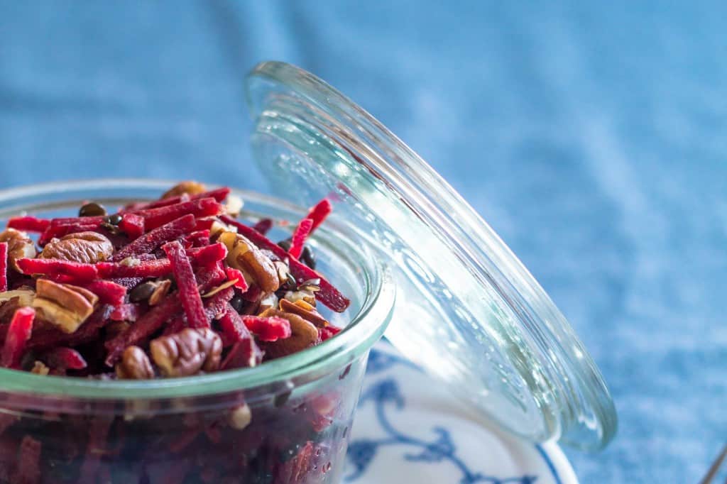 opskrift på rødbedesalat med nødder og hytteost - salat til madpakken (3)