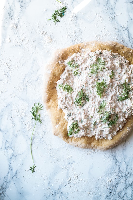 Pizza med tun - sprød pizzabund - foodstyling - opskrift (5)