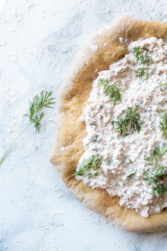 Pizza med tun - sprød pizzabund - foodstyling - opskrift (5)