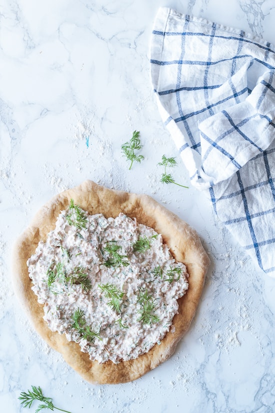 Pizza med tun - sprød pizzabund - foodstyling - opskrift (5)