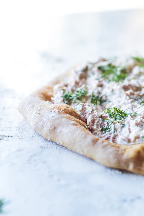 Pizza med tun - sprød pizzabund - foodstyling - opskrift (5)