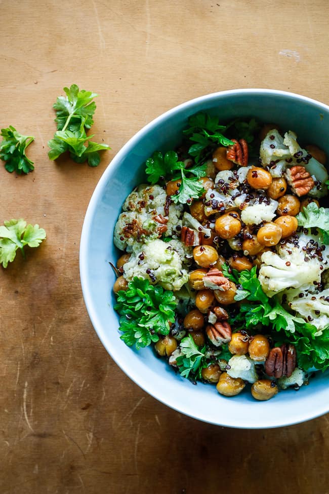 Bagte kikærter og blomkål i quinoasalat med jalapeno-lime dressing - vegetar mad - mad opskrifter