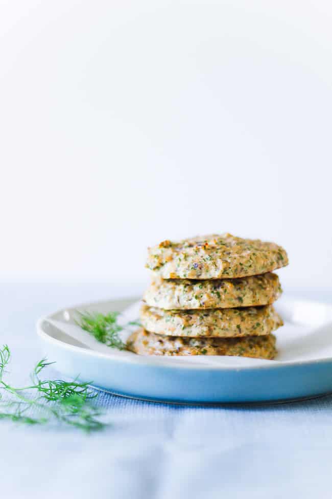laksebøf med agurkesalat - bagels - aftensmad opskrift 