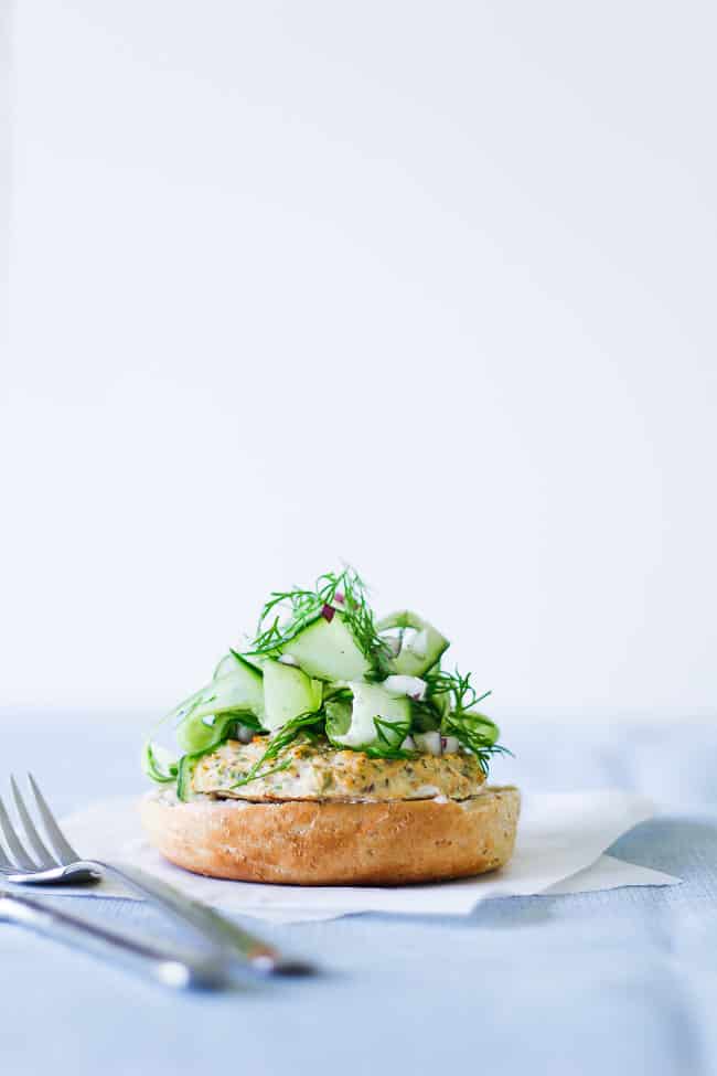 laksebøf med agurkesalat - bagels - aftensmad opskrift 