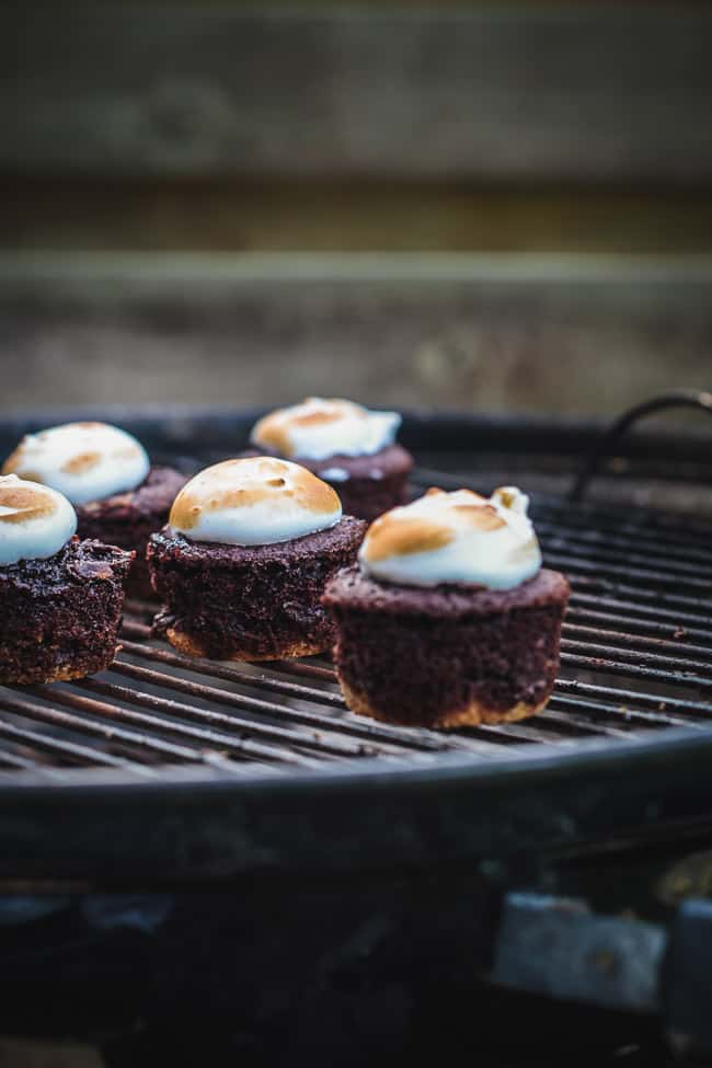 smores cupcakes - chokolade muffins - marengs cupcakes - smores opskrift