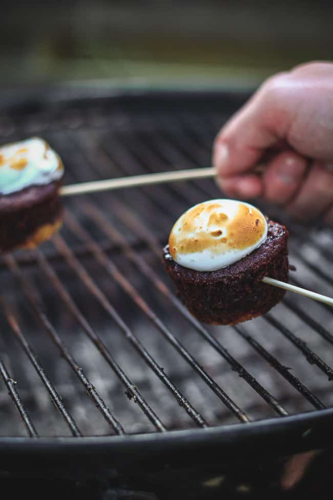 smores cupcakes - chokolade muffins - marengs cupcakes - smores opskrift