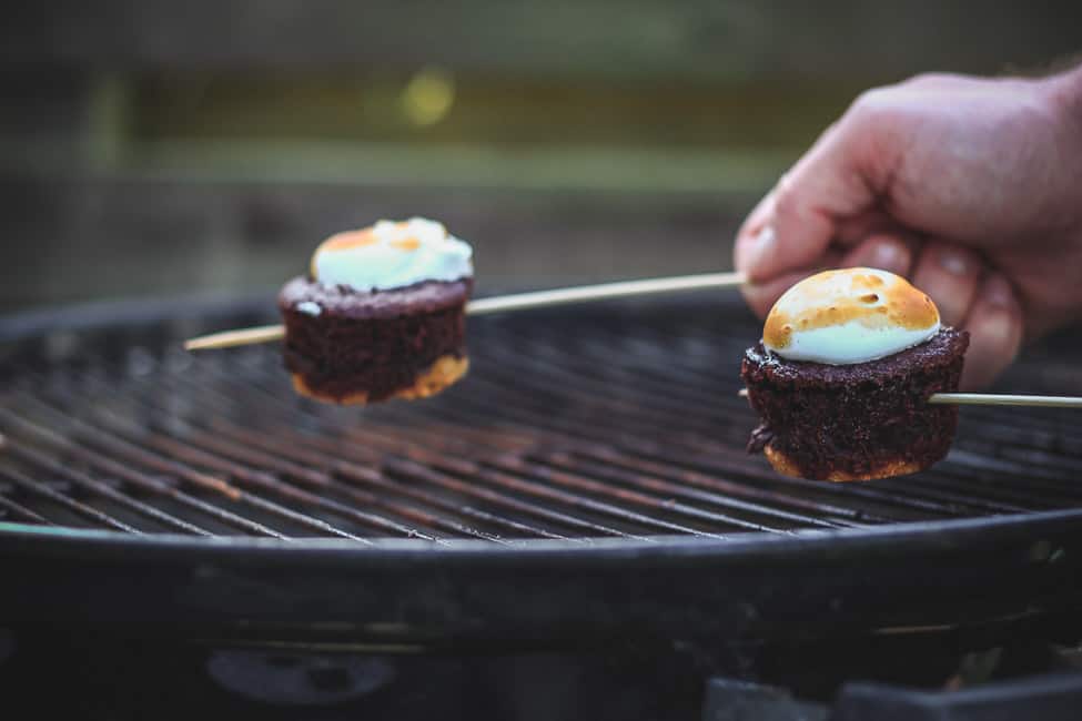 smores cupcakes - chokolade muffins - marengs cupcakes - smores opskrift