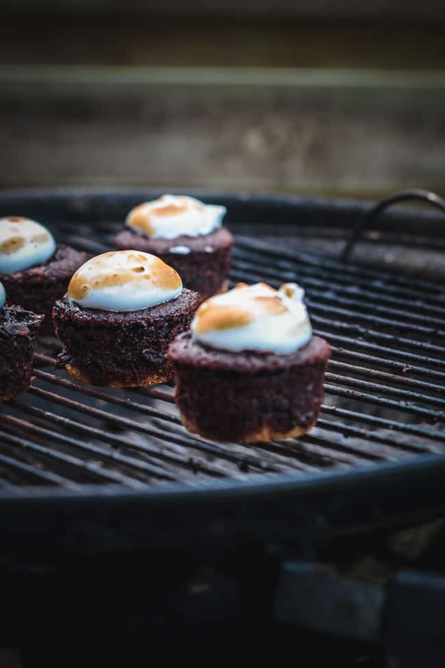 smores cupcakes - chokolade muffins - marengs cupcakes - smores opskrift