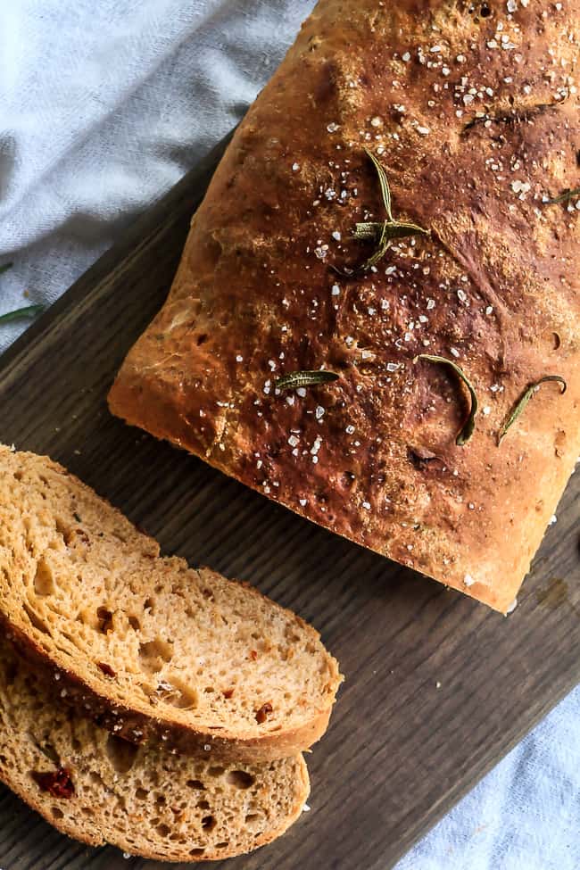 brød med rosmarin og soltørrede tomater-madbrød-brød med krydderurter