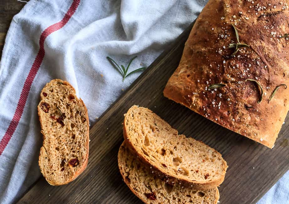 brød med rosmarin og soltørrede tomater-madbrød-brød med krydderurter