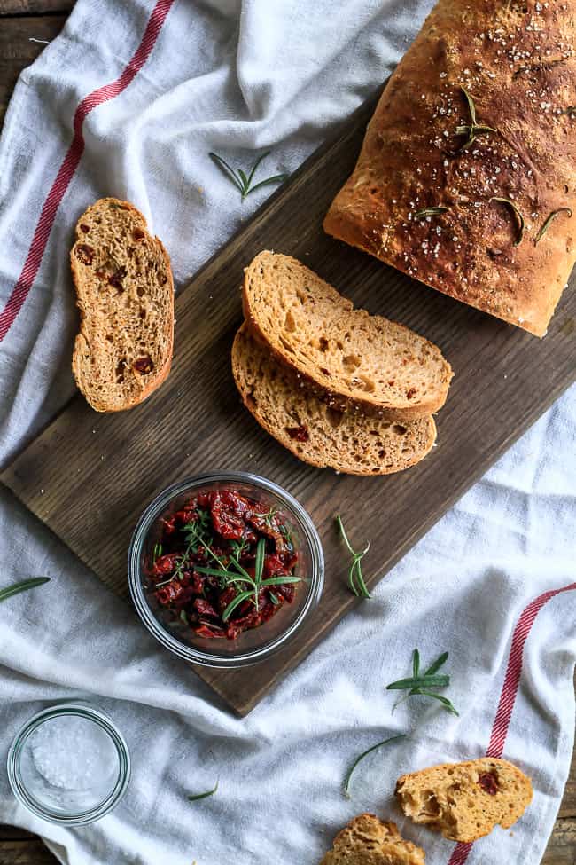 brød med rosmarin og soltørrede tomater-madbrød-brød med krydderurter