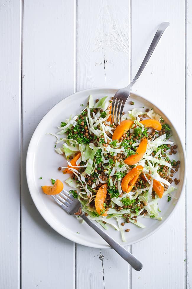 salat med aprikos - spidskål - linser - opskrift