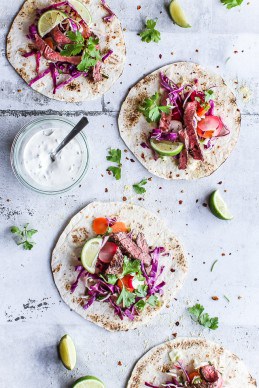 Tacos med syrlig salat, krydret oksekød og jalapenodip - opskrift (2) Louiogbearnaisens ultimative madplan: spis streetfood | 7 dages madplan