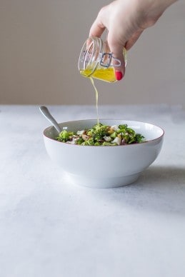 broocolisalat med pinjekerner, feta og rosiner - syrlig salat med broccoli - opskrift (2) broocolisalat med pinjekerner, feta og rosiner - syrlig salat med broccoli - opskrift