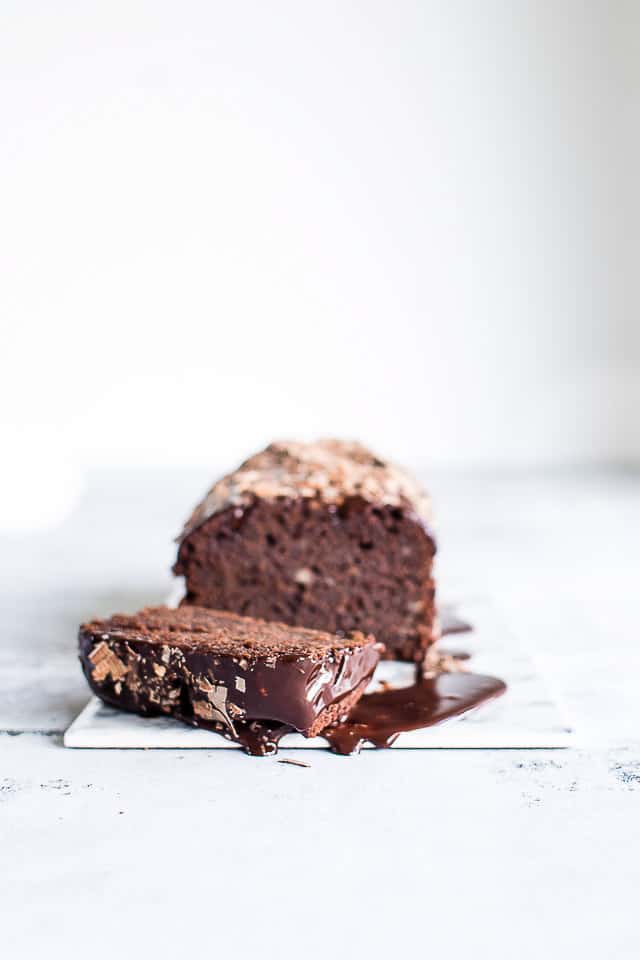 Chokolade banankage med chokoladekaramelsauce - opskrift på banankage med kakao og chokolade - nem kage