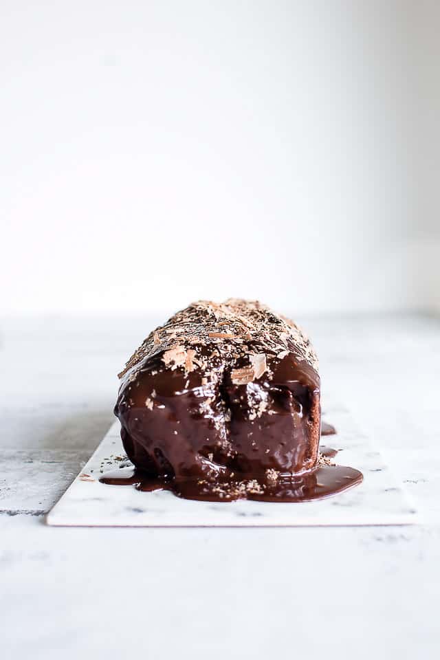 Chokolade banankage med chokoladekaramelsauce - opskrift på banankage med kakao og chokolade - nem kage