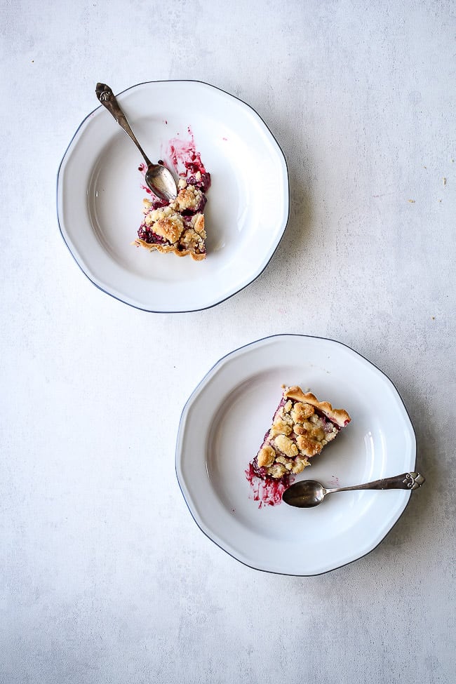 Tærte med bær - lækker opskrift på mørdejstærte med brombær, hindbær og stikkelsbær