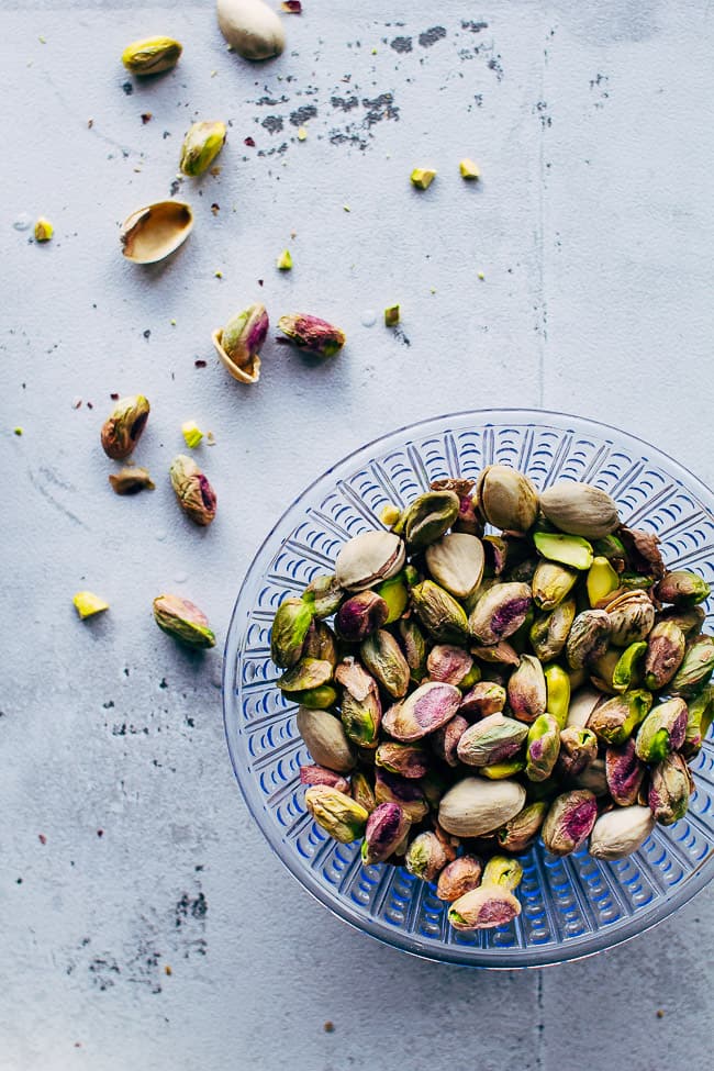 marrokansk gulerodssalat med kikærter, feta og pistchienødder - opskrift på krydret salat