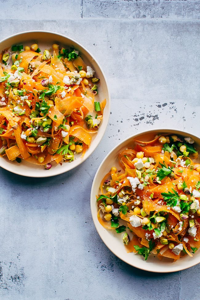 marrokansk gulerodssalat med kikærter, feta og pistchienødder - opskrift på krydret salat