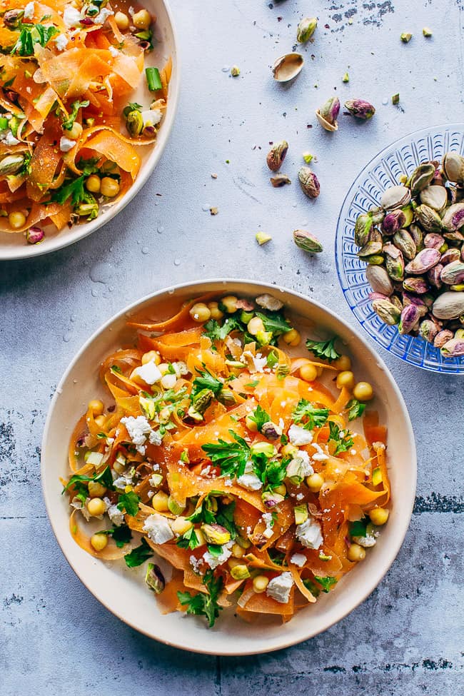 marrokansk gulerodssalat med kikærter, feta og pistchienødder - opskrift på krydret salat