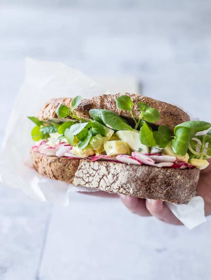sandwich-med-aeggesalat-hjemmelavet-aeggesalat-opskrift