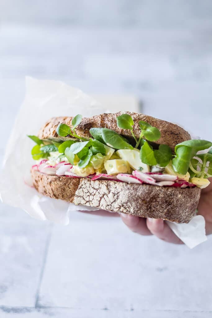 sandwich-med-aeggesalat-hjemmelavet-aeggesalat-opskrift