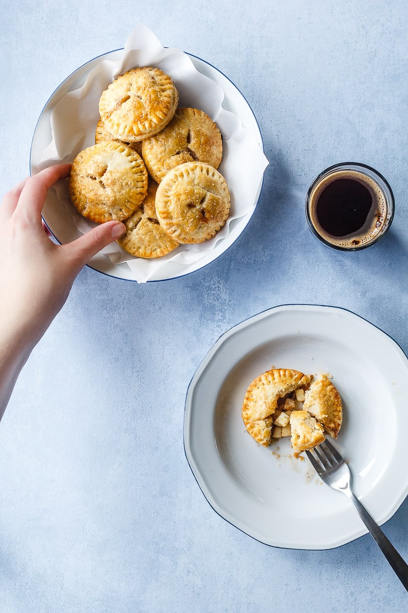 apple-hand-pies-smaa-aebletaerter-opskrift-paa-aebletaerte