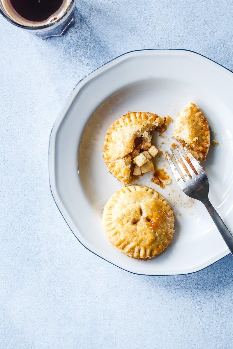 apple-hand-pies-smaa-aebletaerter-opskrift-paa-aebletaerte