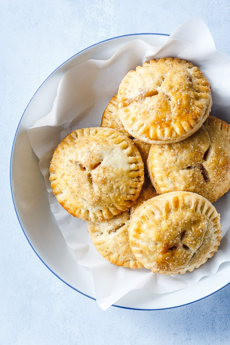 apple-hand-pies-smaa-aebletaerter-opskrift-paa-aebletaerte