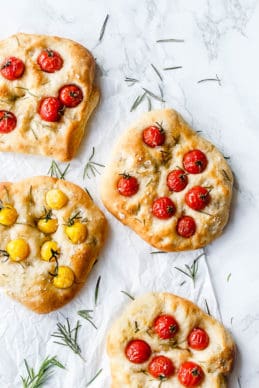Foccacia brød med tomat og rosmarin - opskrift på italiensk madbrød (2) Foccacia brød med tomat og rosmarin - opskrift på italiensk madbrød