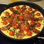 Klassisk æggekage med tomat, bacon og ristet rugbrød