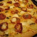 speltpizza-med-kartoffel-hvidloeg-og-chorizo