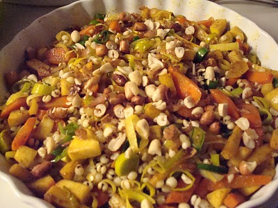 Lun perlebygsalat med rodfrugter og ristede jordnødder