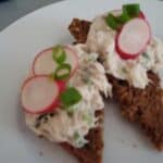 Makrelrillette med nye radiser og ristet rugbrød