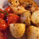 rosmarinmarineret-kylling-med-ovnbagte-krydderurte-kartofler-og-tomater