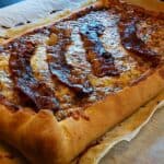 ostekantspizza-med-koedsauce-og-bacon