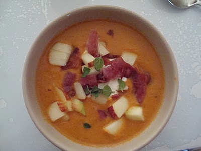 Lynhurtig tomatsuppe med æble og bacon
