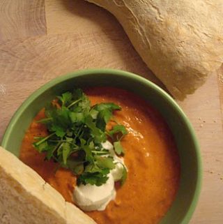 Paprikasuppe med græsk yoghurt