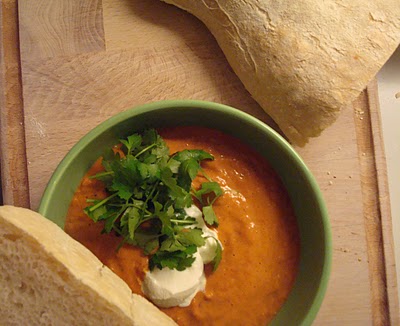 Paprikasuppe med græsk yoghurt Paprikasuppe med græsk yoghurt